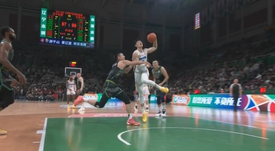 曾凡博起飛欲扣 付豪兇狠犯規(guī)將其拽倒 裁判回看后普通犯規(guī)