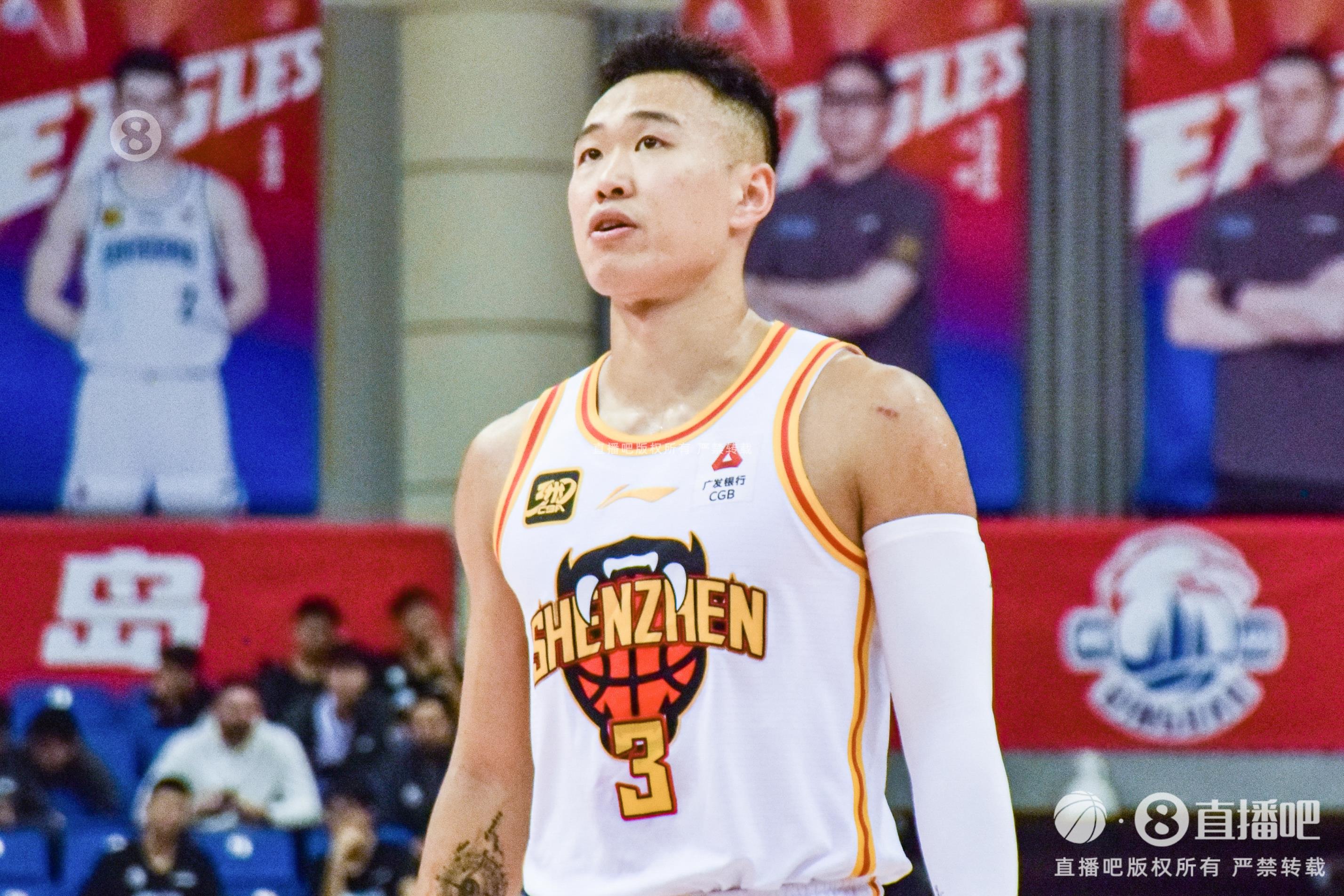 下半場(chǎng)沒給打！賀希寧14分鐘3中0無得分 僅拿3籃板